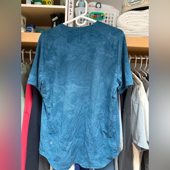 Men’s lululemon athletic shirt - Size Large - Picture 2 of 3